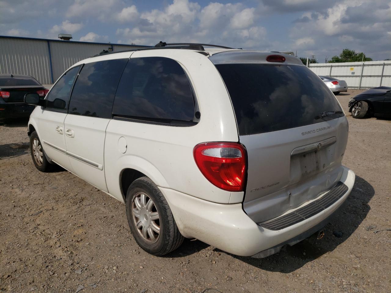 Photo 3 from auction – 2005 CHRYSLER TOWN & COU with VIN 2C4GP54L15R165645