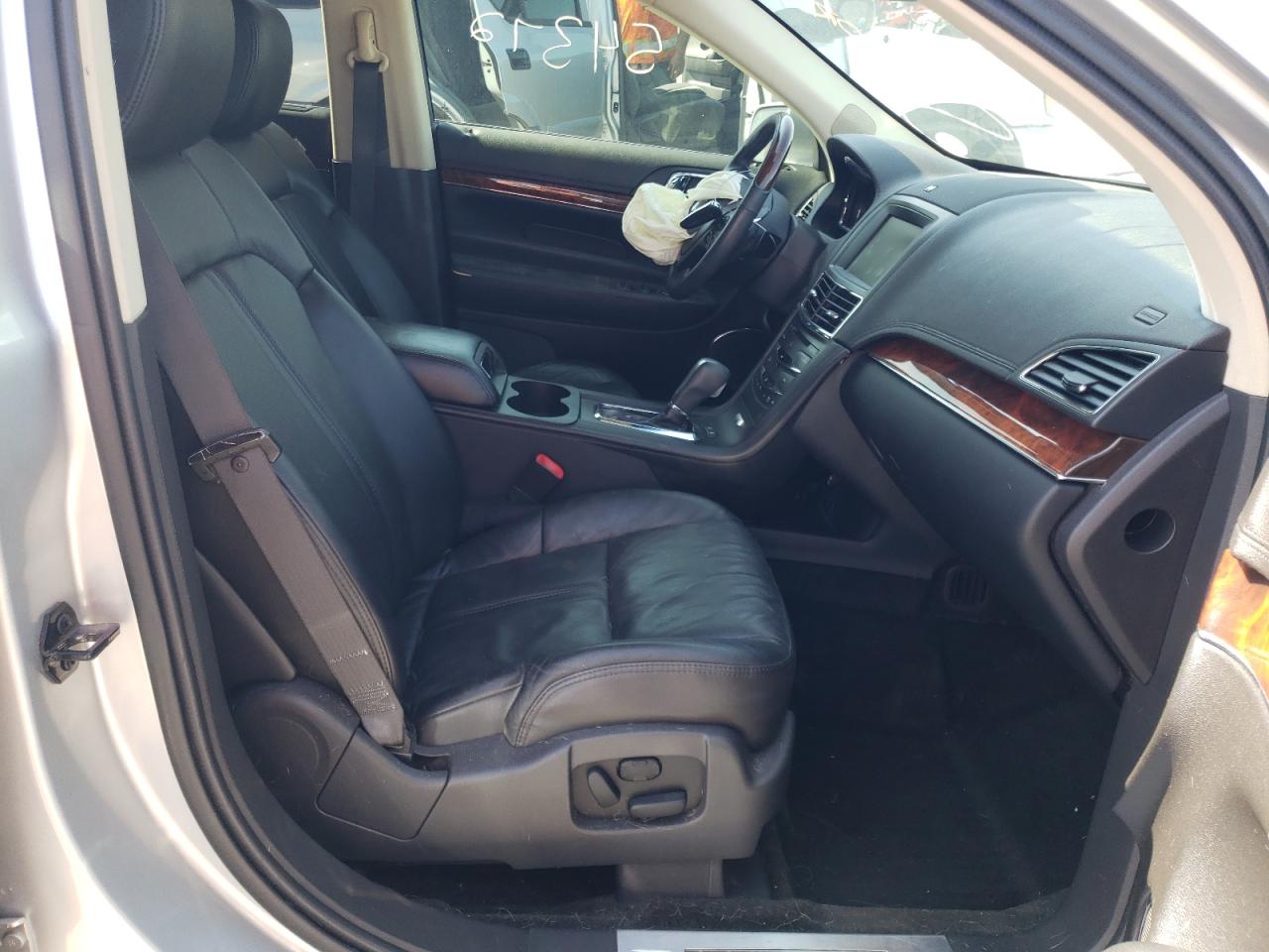 Photo 5 from auction – 2015 LINCOLN MKT with VIN 2LMHJ5AT7FBL01801