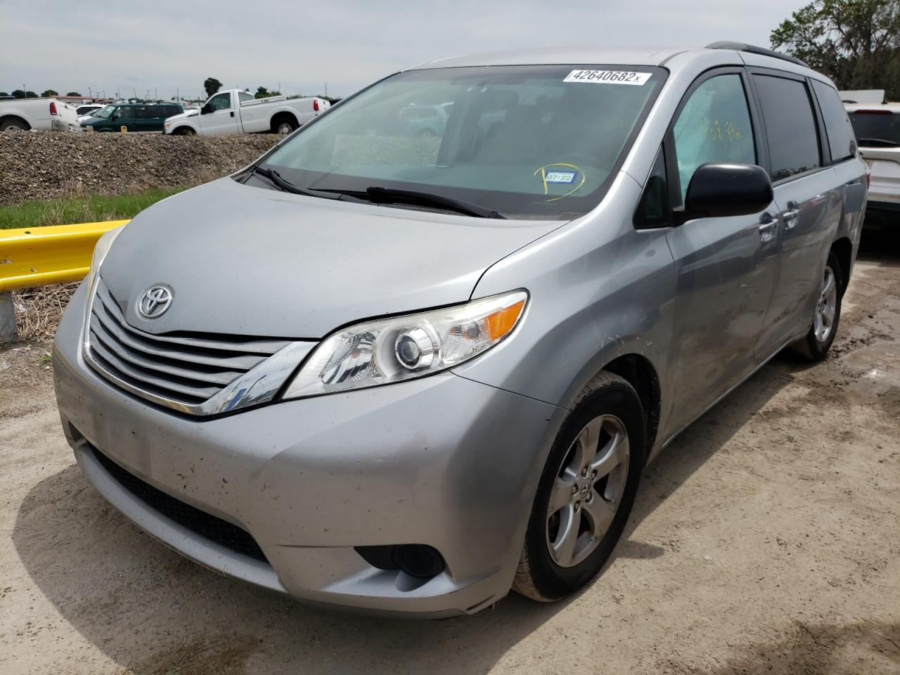Photo 2 from auction – 2017 TOYOTA SIENNA LE with VIN 5TDKZ3DC5HS852860
