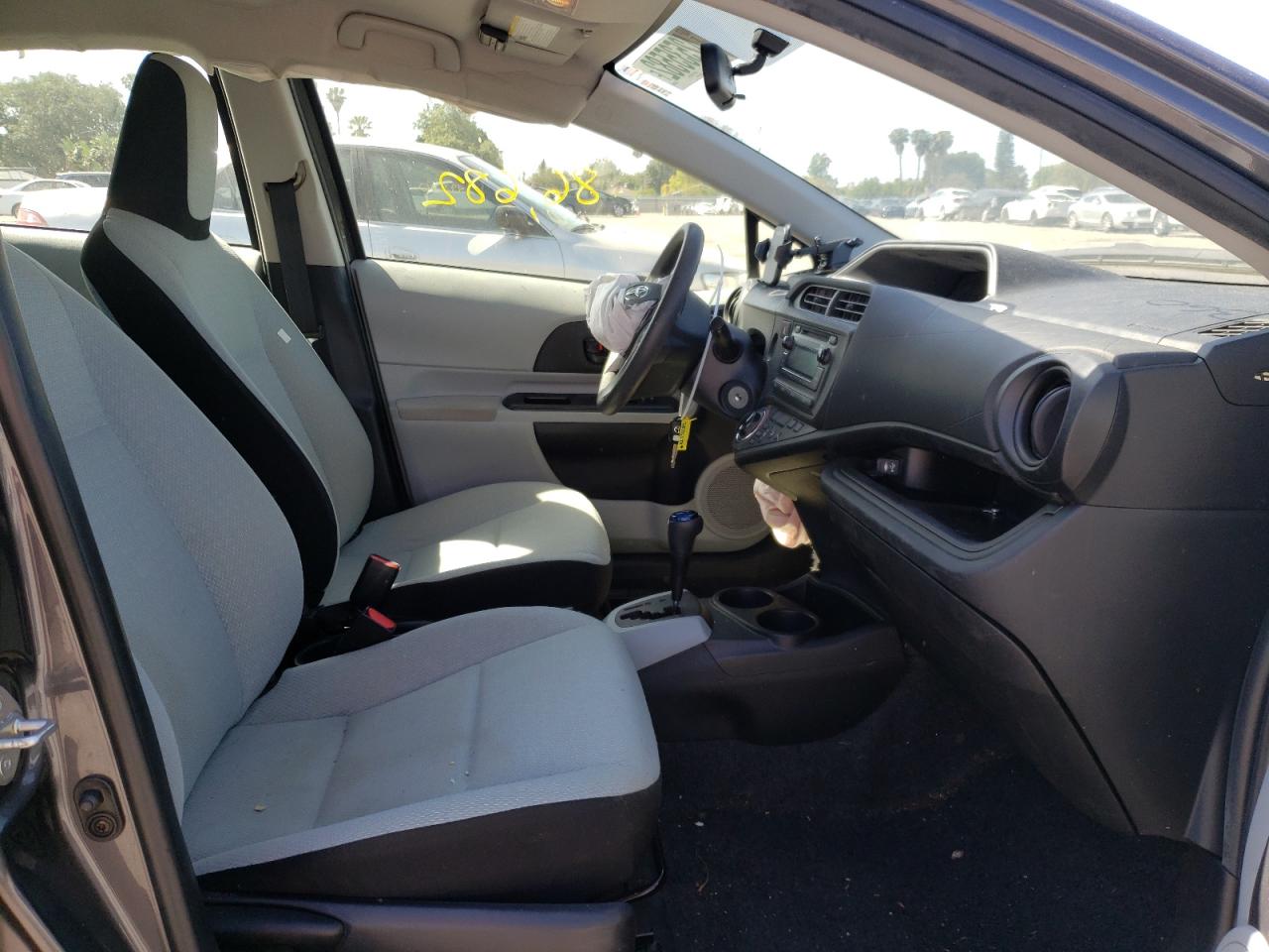 Photo 5 from auction – 2012 TOYOTA PRIUS C with VIN JTDKDTB33C1518219