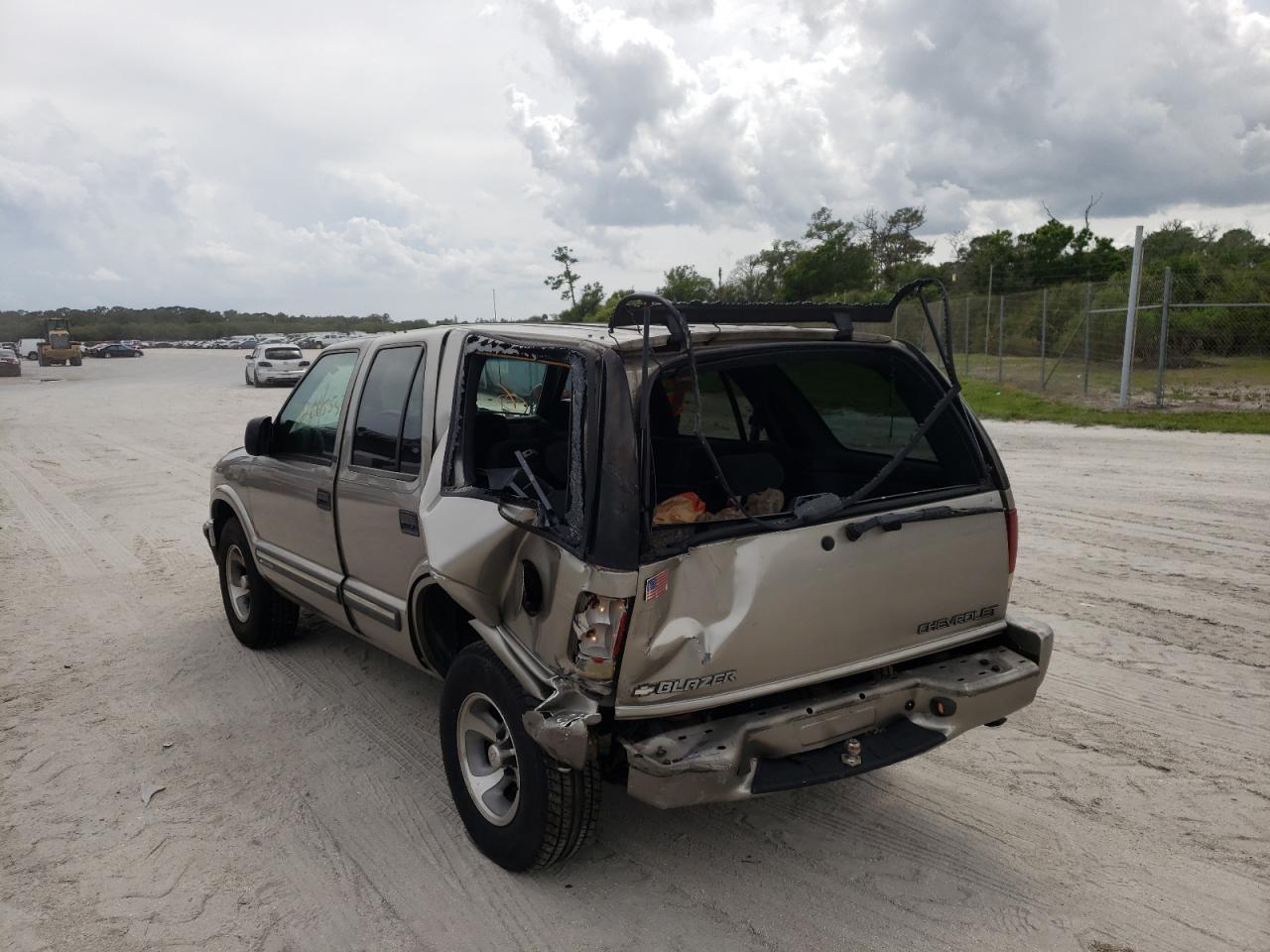 Photo 3 from auction – 2000 CHEVROLET BLAZER with VIN 1GNCS13W1YK195577