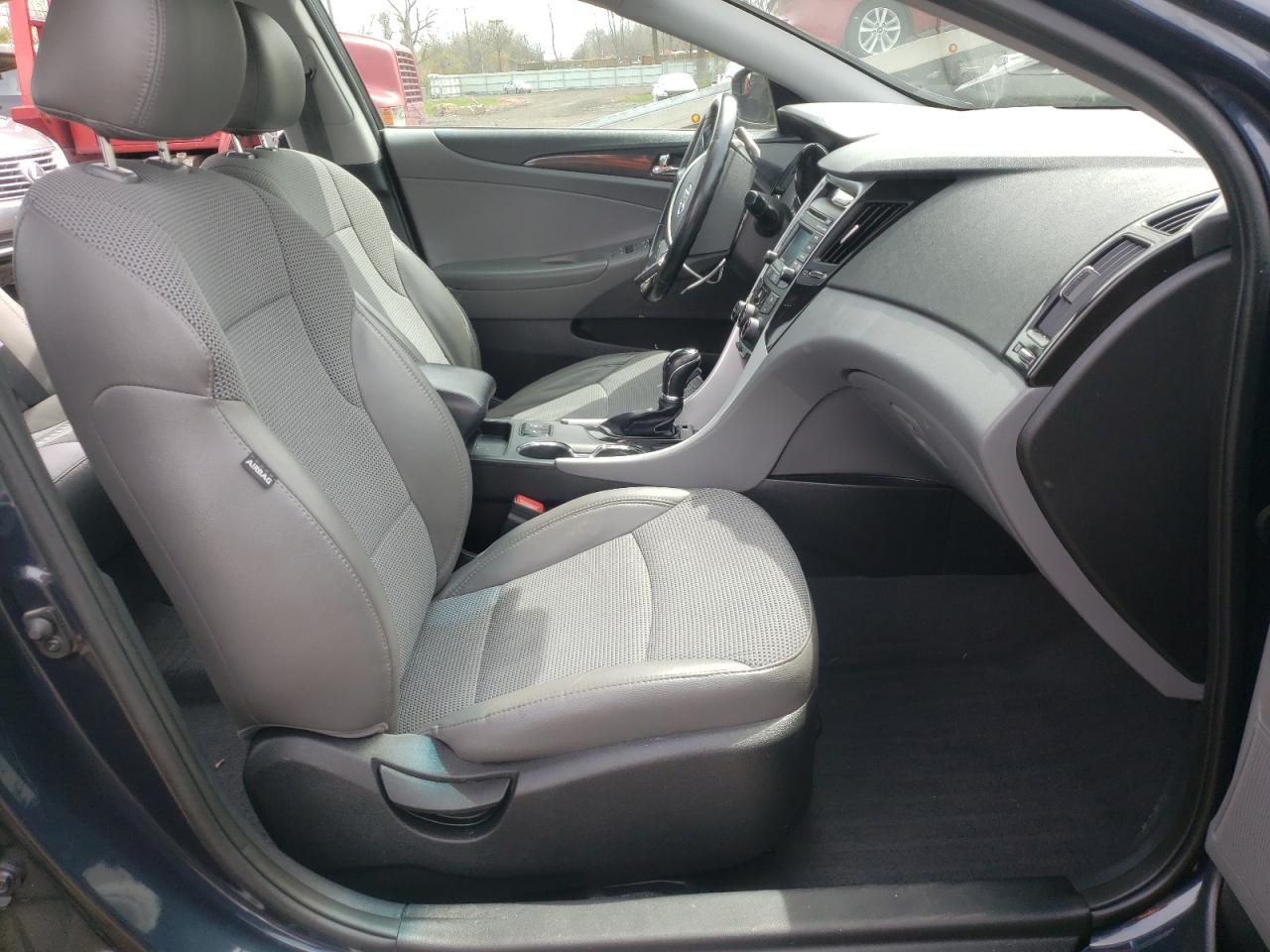 Photo 5 from auction – 2014 HYUNDAI SONATA SE with VIN 5NPEC4AC6EH888731