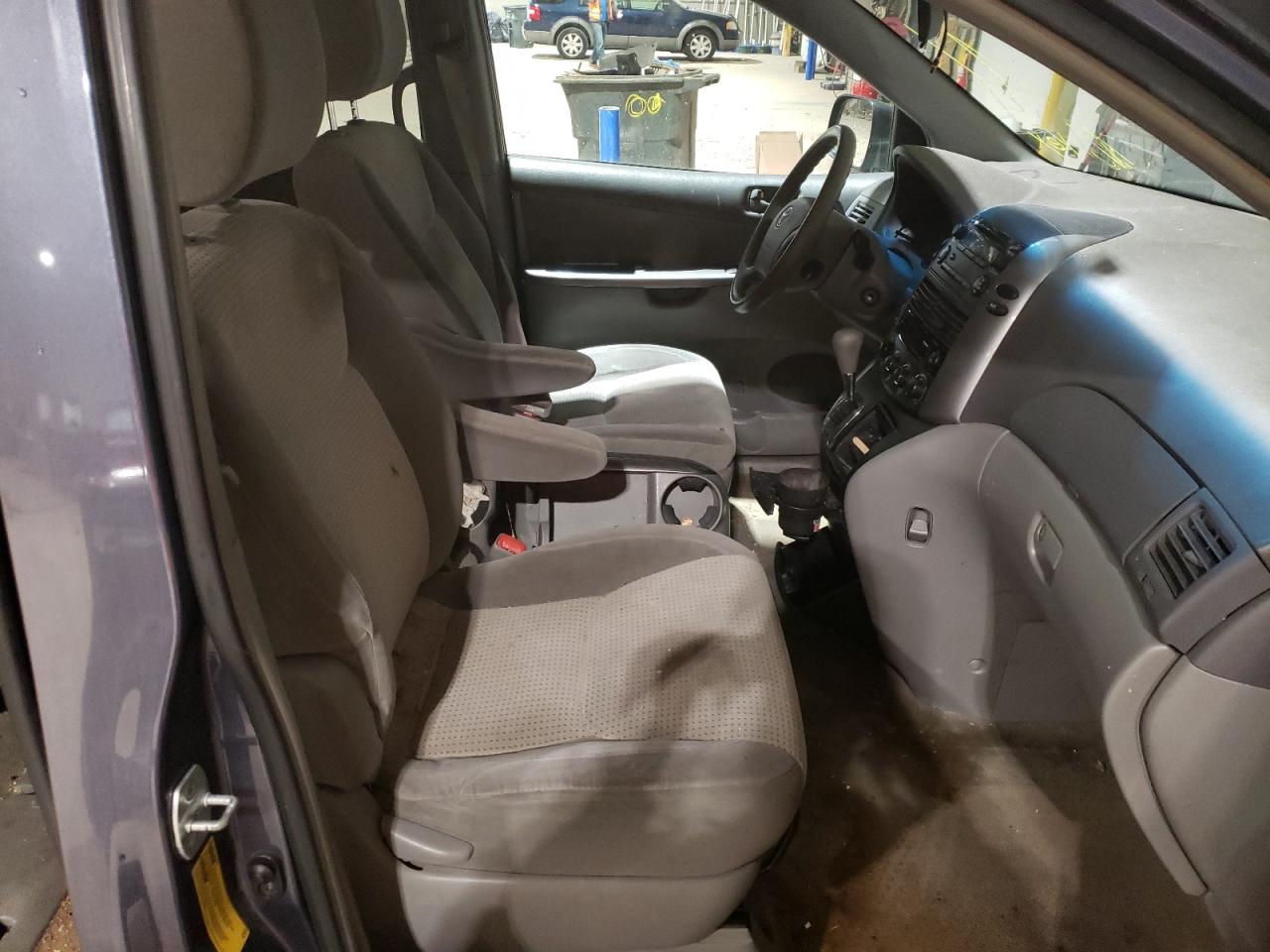 Photo 5 from auction – 2010 TOYOTA SIENNA CE with VIN 5TDKK4CC0AS295924