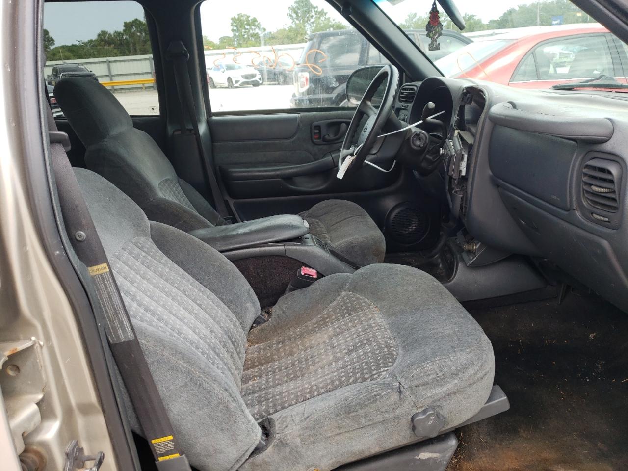 Photo 5 from auction – 2000 CHEVROLET BLAZER with VIN 1GNCS13W1YK195577