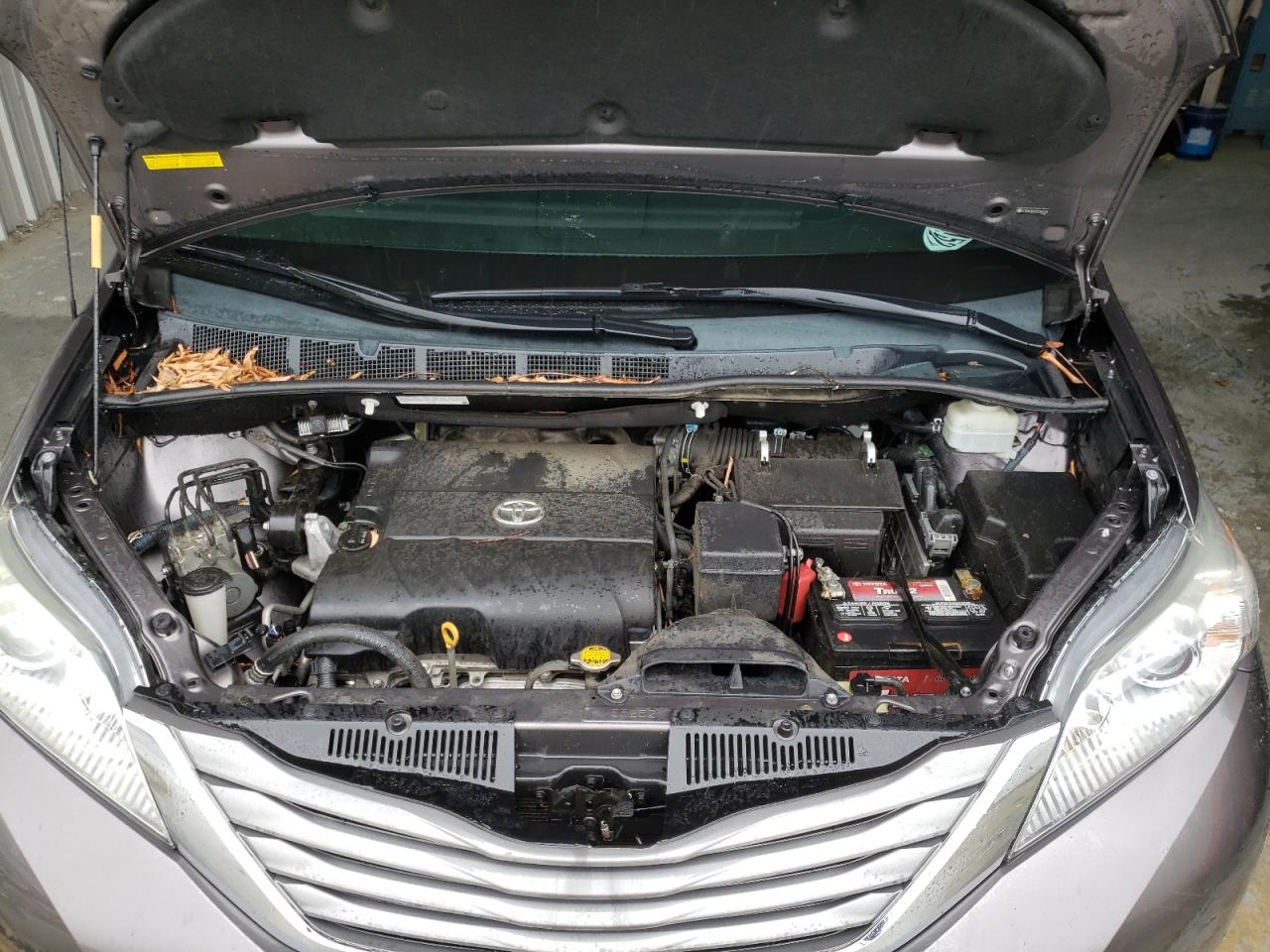 Photo 7 from auction – 2012 TOYOTA SIENNA XLE with VIN 5TDYK3DCXCS265528
