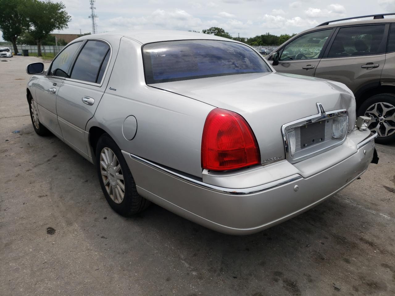 Photo 3 from auction – 2004 LINCOLN TOWN CAR E with VIN 1LNHM81WX4Y615991