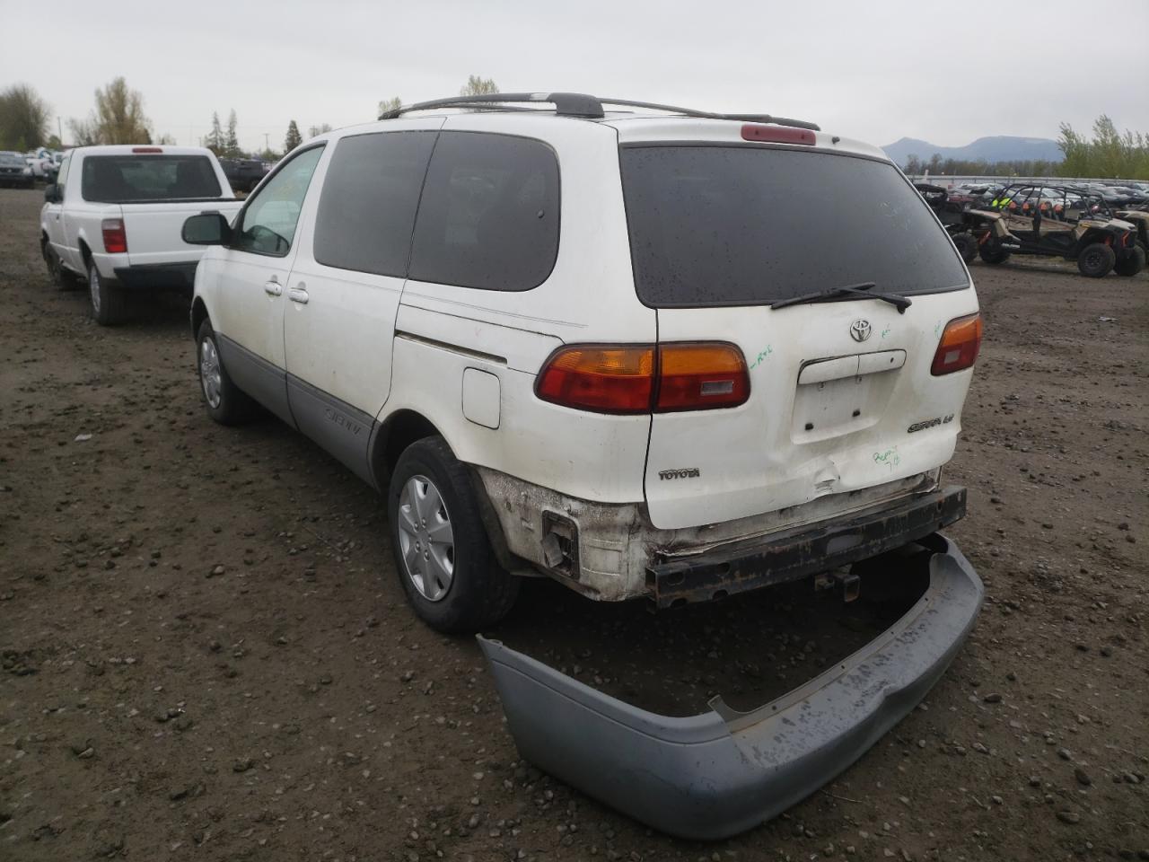 Photo 3 from auction – 2000 TOYOTA SIENNA LE with VIN 4T3ZF13C5YU173344