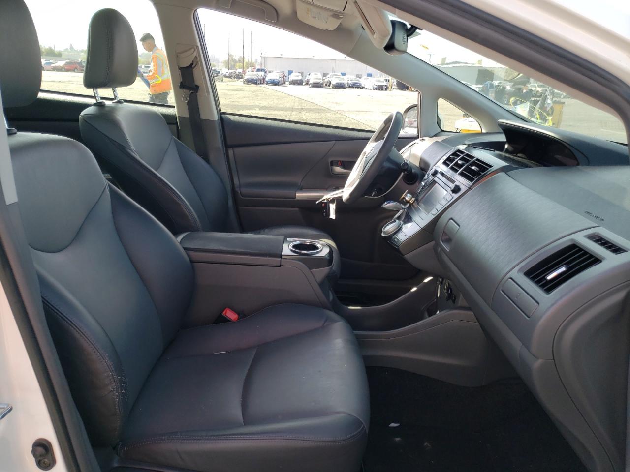 Photo 5 from auction – 2012 TOYOTA PRIUS V with VIN JTDZN3EU3C3153724