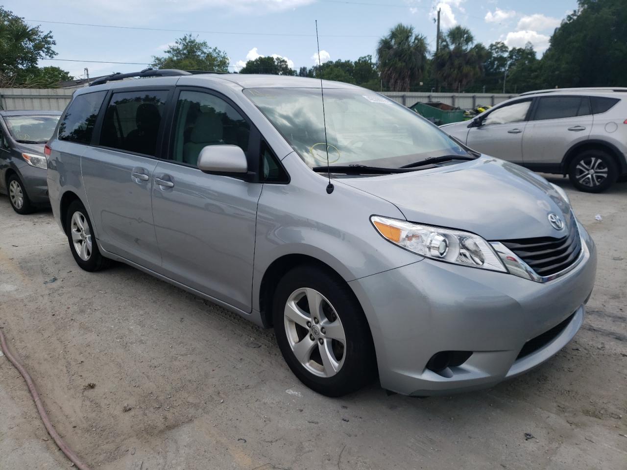 Photo 1 from auction – 2014 TOYOTA SIENNA LE with VIN 5TDKK3DC4ES496899