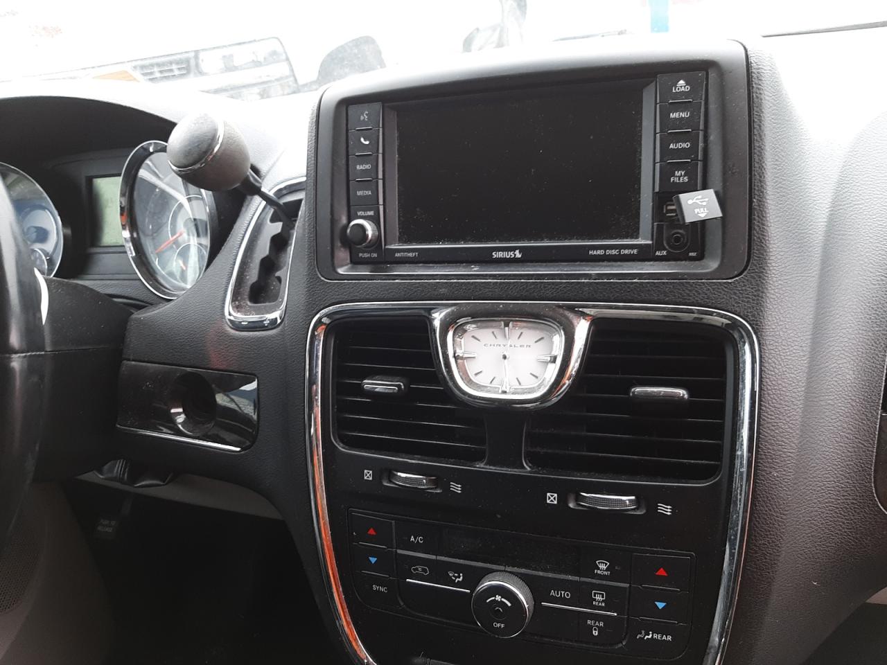 Photo 9 from auction – 2014 CHRYSLER TOWN & COU with VIN 2C4RC1BG0ER233713