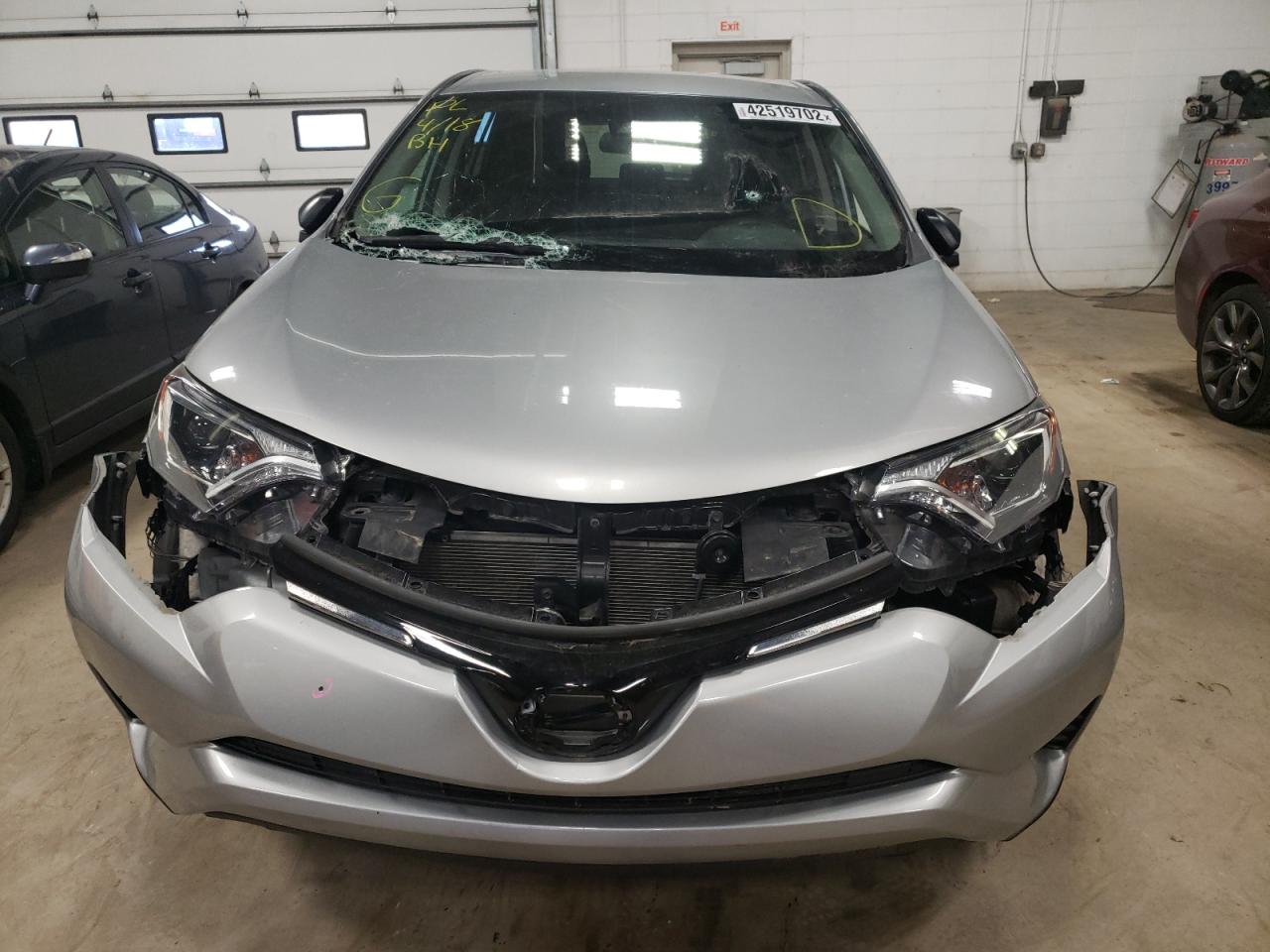 Photo 9 from auction – 2018 TOYOTA RAV4 LE with VIN 2T3BFREV4JW727669