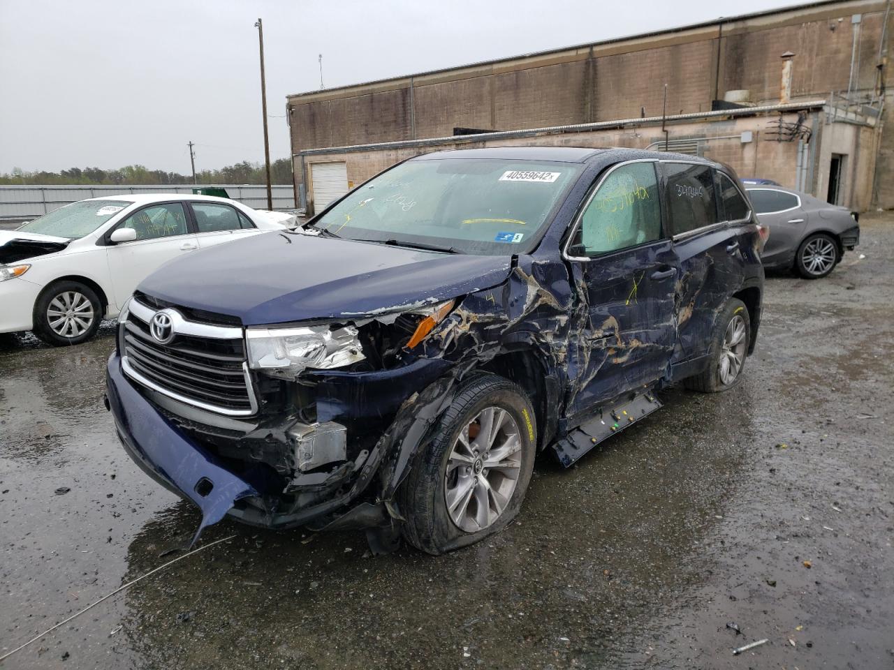 Photo 2 from auction – 2016 TOYOTA HIGHLANDER with VIN 5TDBKRFH3GS279729