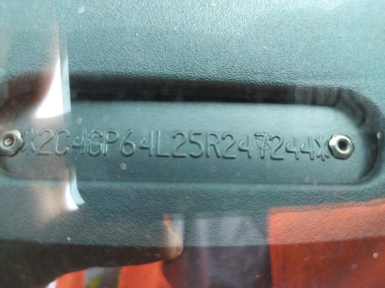 Photo 10 from auction – 2005 CHRYSLER TOWN & COU with VIN 2C4GP64L25R247244