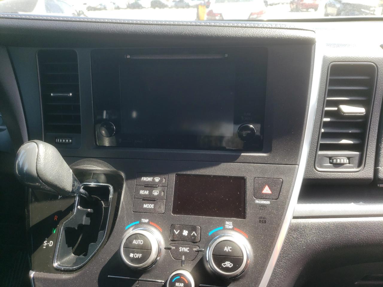 Photo 9 from auction – 2016 TOYOTA SIENNA SE with VIN 5TDXK3DC1GS761089