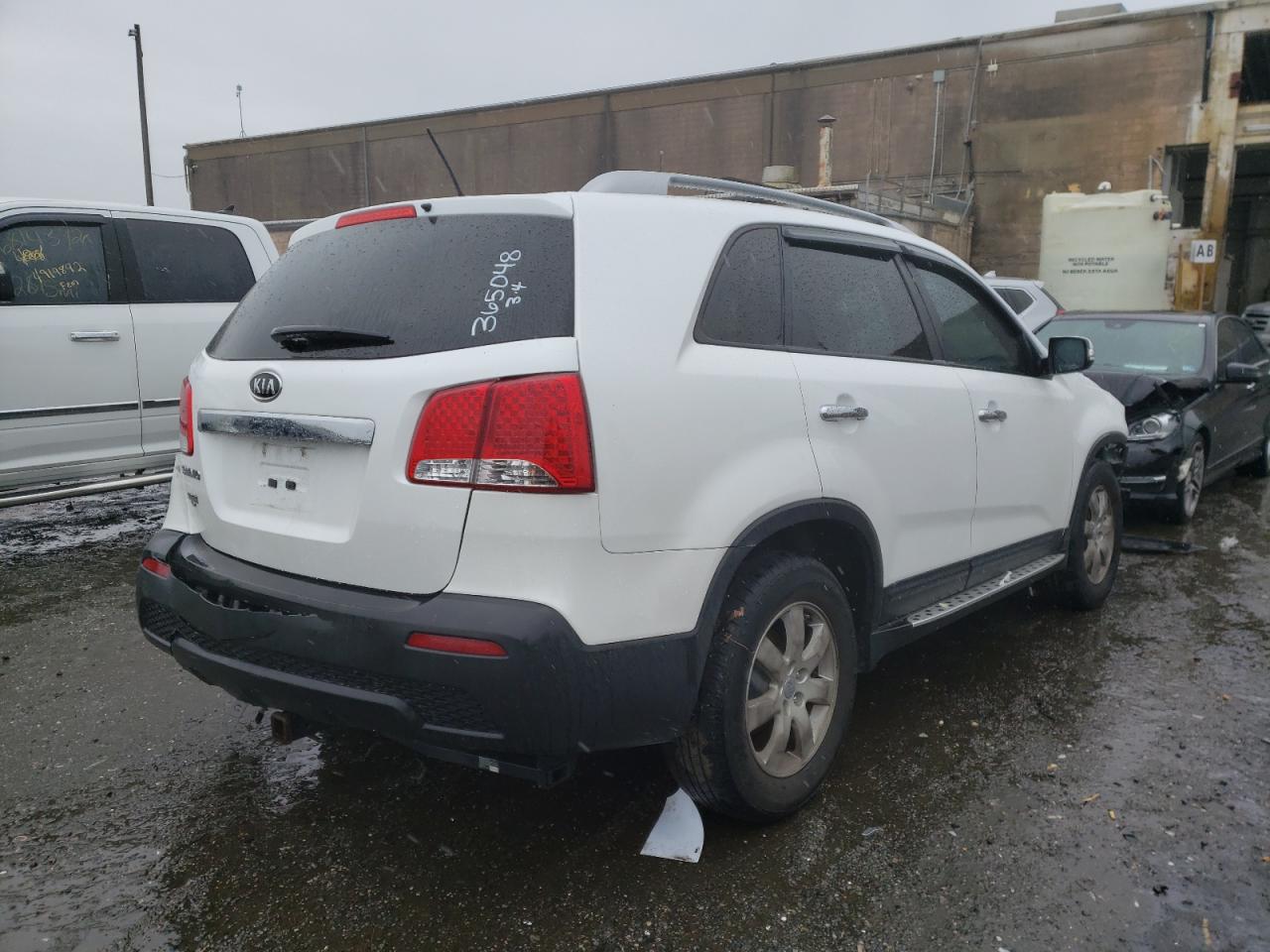 Photo 4 from auction – 2013 KIA SORENTO LX with VIN 5XYKT4A26DG403441