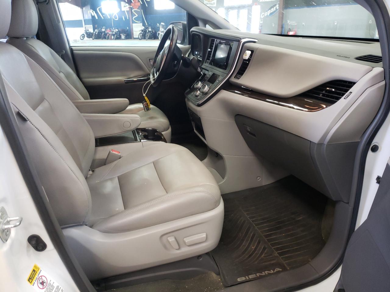 Photo 5 from auction – 2017 TOYOTA SIENNA XLE with VIN 5TDYZ3DC2HS791008