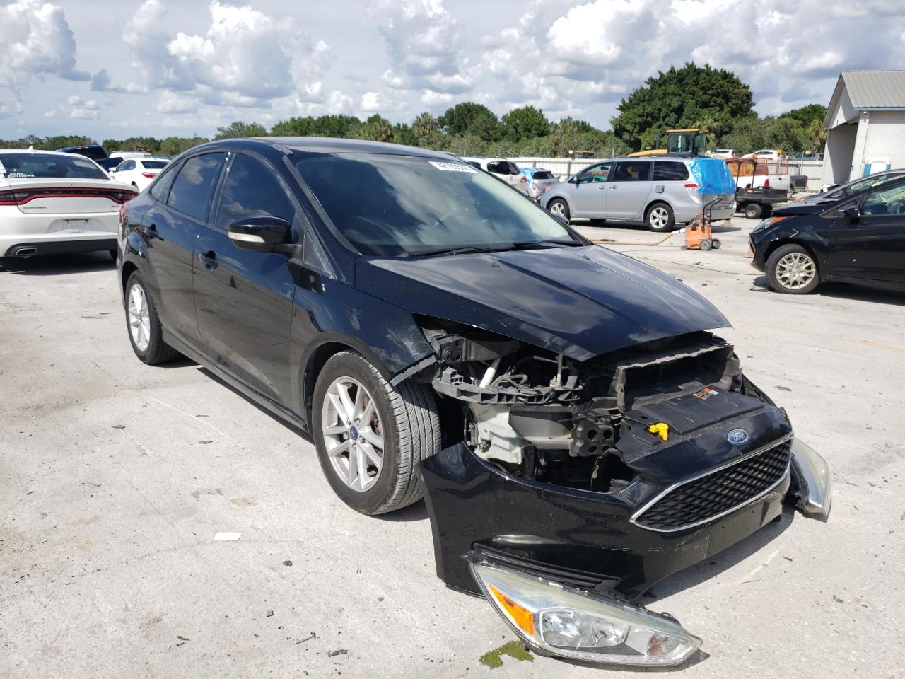 FORD FOCUS SE 2015 with VIN 1FADP3F27FL354618 - Photo from auction