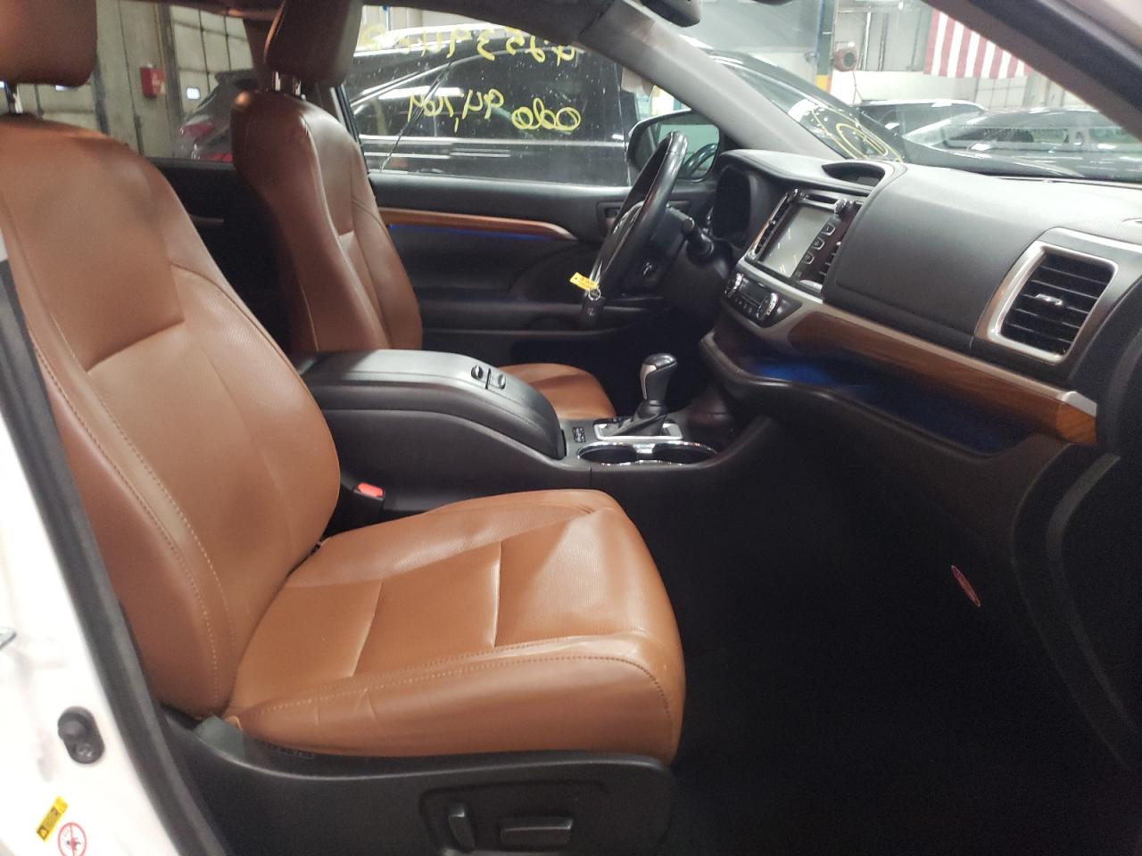 Photo 5 from auction – 2018 TOYOTA HIGHLANDER with VIN 5TDDZRFH6JS906144