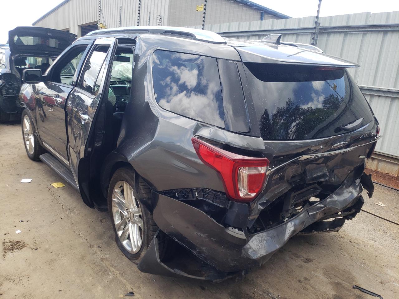 Photo 3 from auction – 2016 FORD EXPLORER L with VIN 1FM5K8F89GGB15124