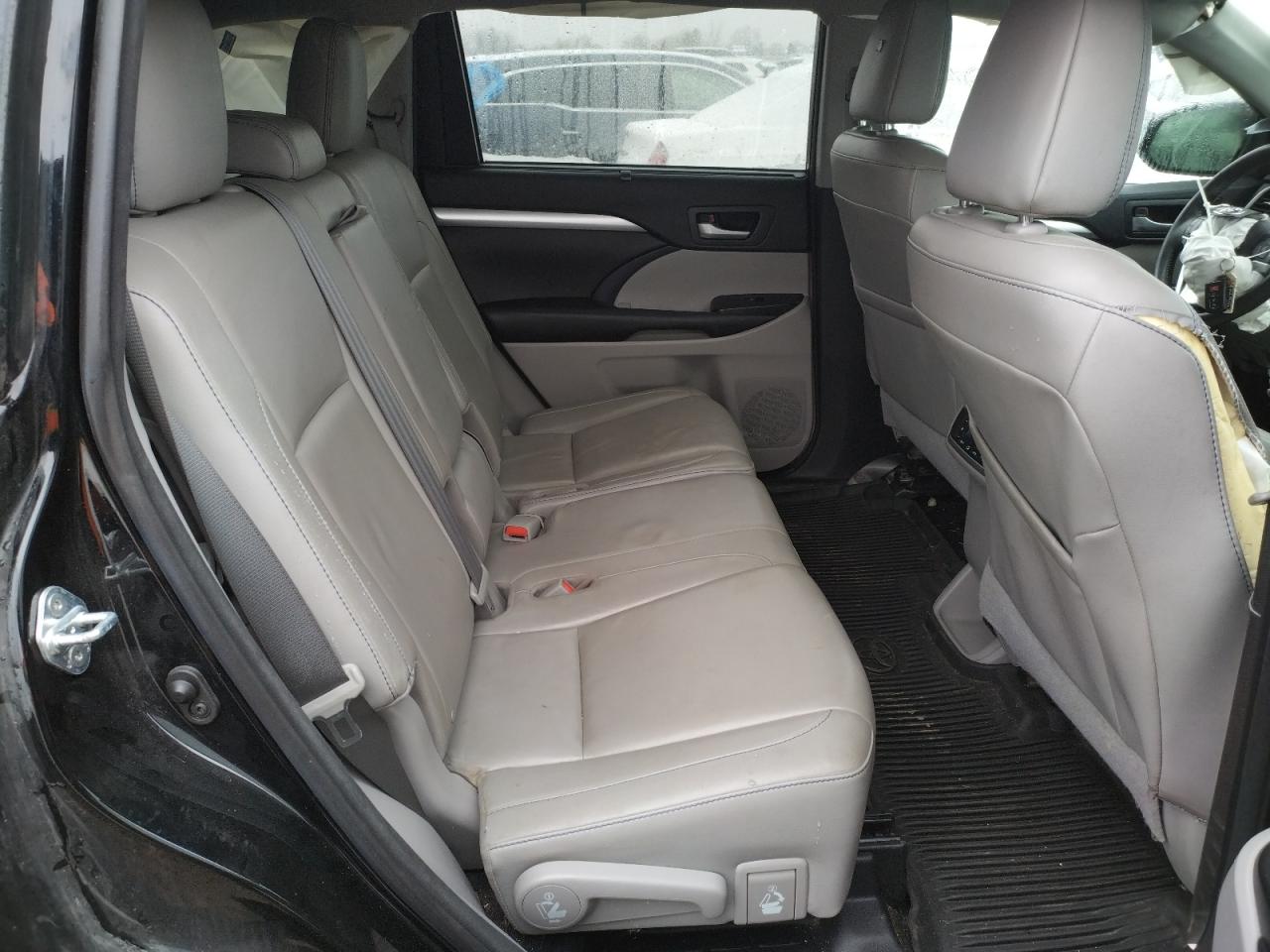 Photo 6 from auction – 2016 TOYOTA HIGHLANDER with VIN 5TDJKRFHXGS505289