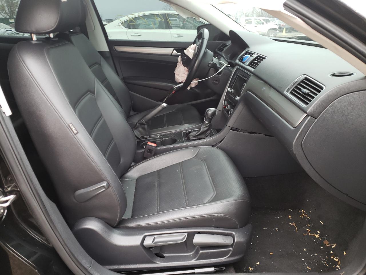Photo 5 from auction – 2015 VOLKSWAGEN PASSAT S with VIN 1VWAT7A36FC075643
