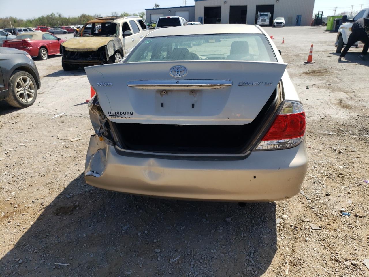 Photo 9 from auction – 2005 TOYOTA CAMRY LE with VIN 4T1BE32K05U071883