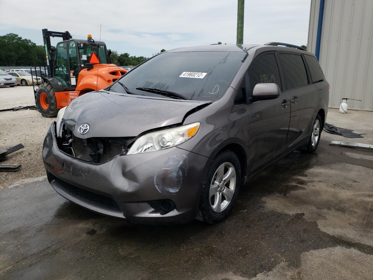 Photo 2 from auction – 2013 TOYOTA SIENNA LE with VIN 5TDKK3DC8DS342064