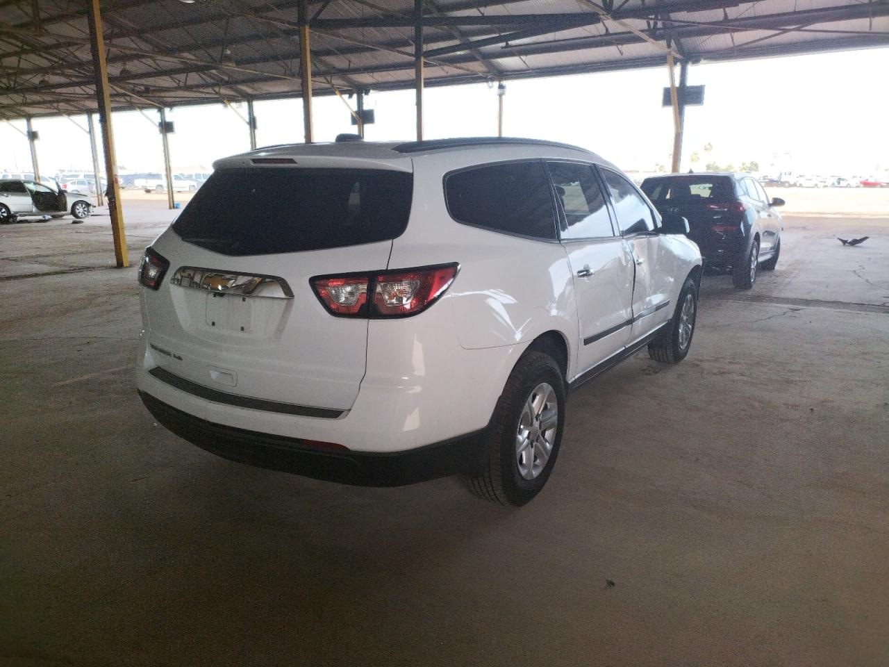 Photo 4 from auction – 2017 CHEVROLET TRAVERSE L with VIN 1GNKVFED8HJ242749