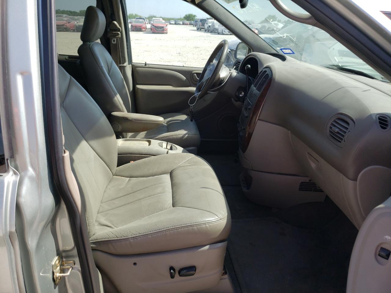 Photo 5 from auction – 2003 CHRYSLER TOWN & COU with VIN 2C8GP54L83R159045