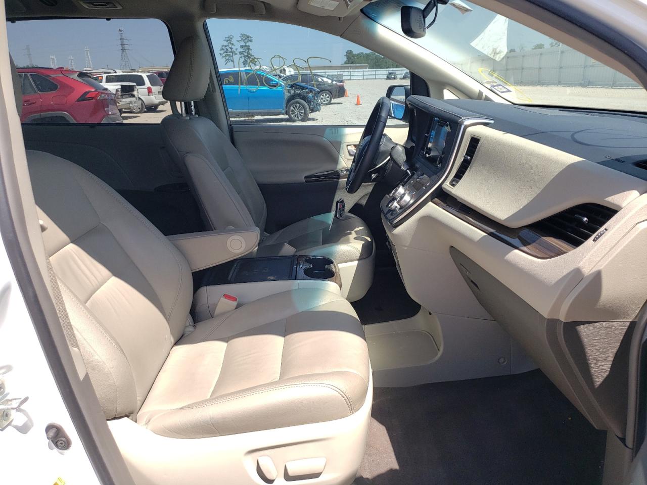 Photo 5 from auction – 2017 TOYOTA SIENNA XLE with VIN 5TDYZ3DC2HS899225