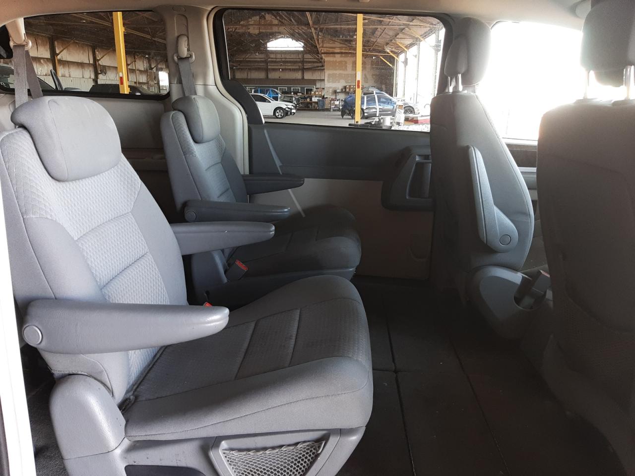 Photo 6 from auction – 2010 DODGE GRAND CARA with VIN 2D4RN5D11AR297184