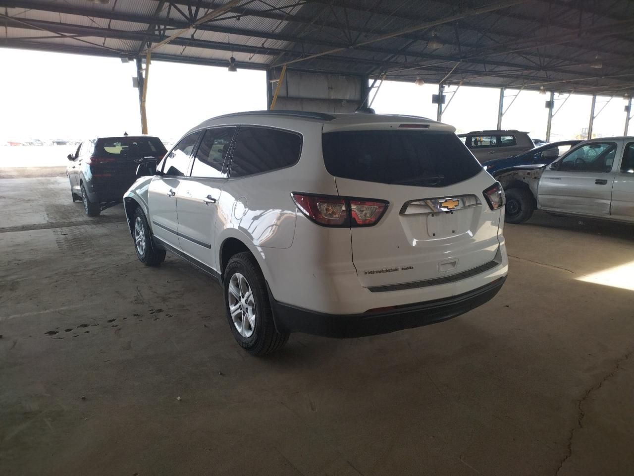 Photo 3 from auction – 2017 CHEVROLET TRAVERSE L with VIN 1GNKVFED8HJ242749