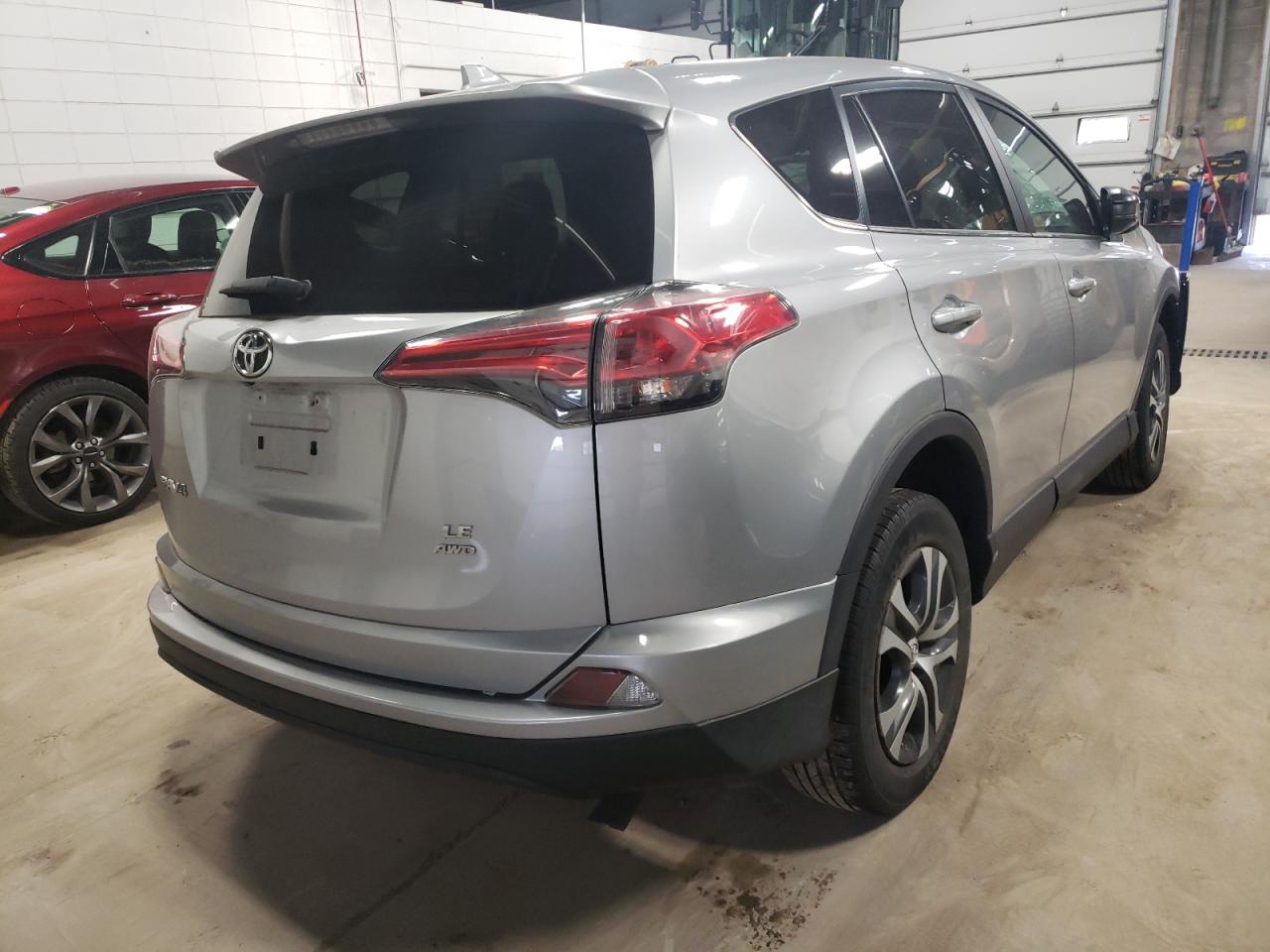 Photo 4 from auction – 2018 TOYOTA RAV4 LE with VIN 2T3BFREV4JW727669