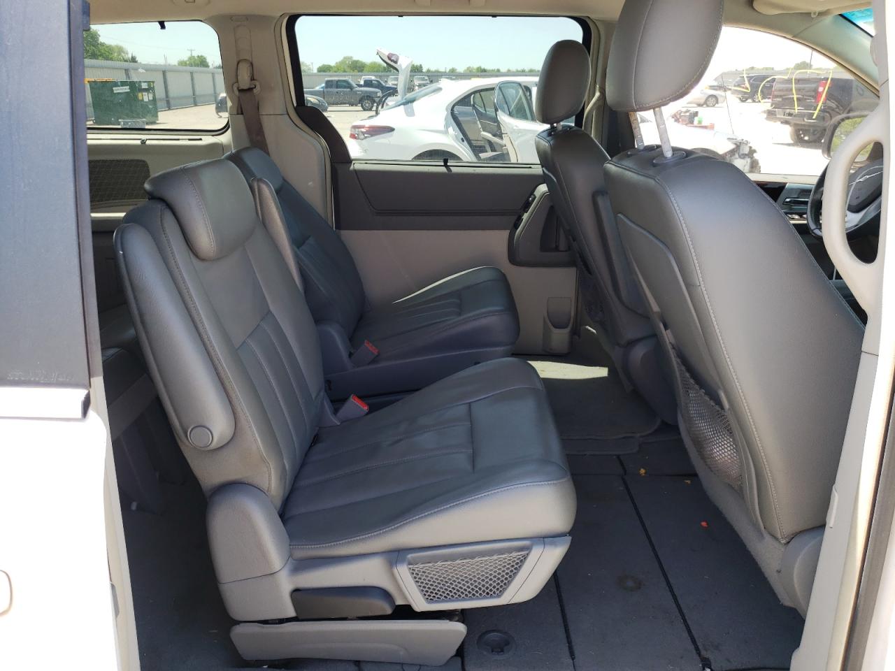 Photo 6 from auction – 2010 CHRYSLER TOWN & COU with VIN 2A4RR5D17AR233940