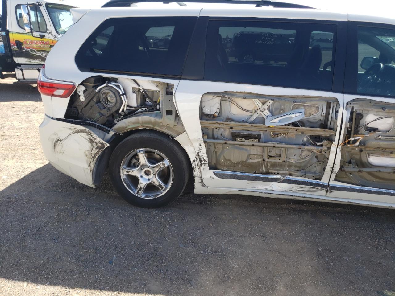 Photo 6 from auction – 2015 TOYOTA SIENNA XLE with VIN 5TDYK3DC4FS690277