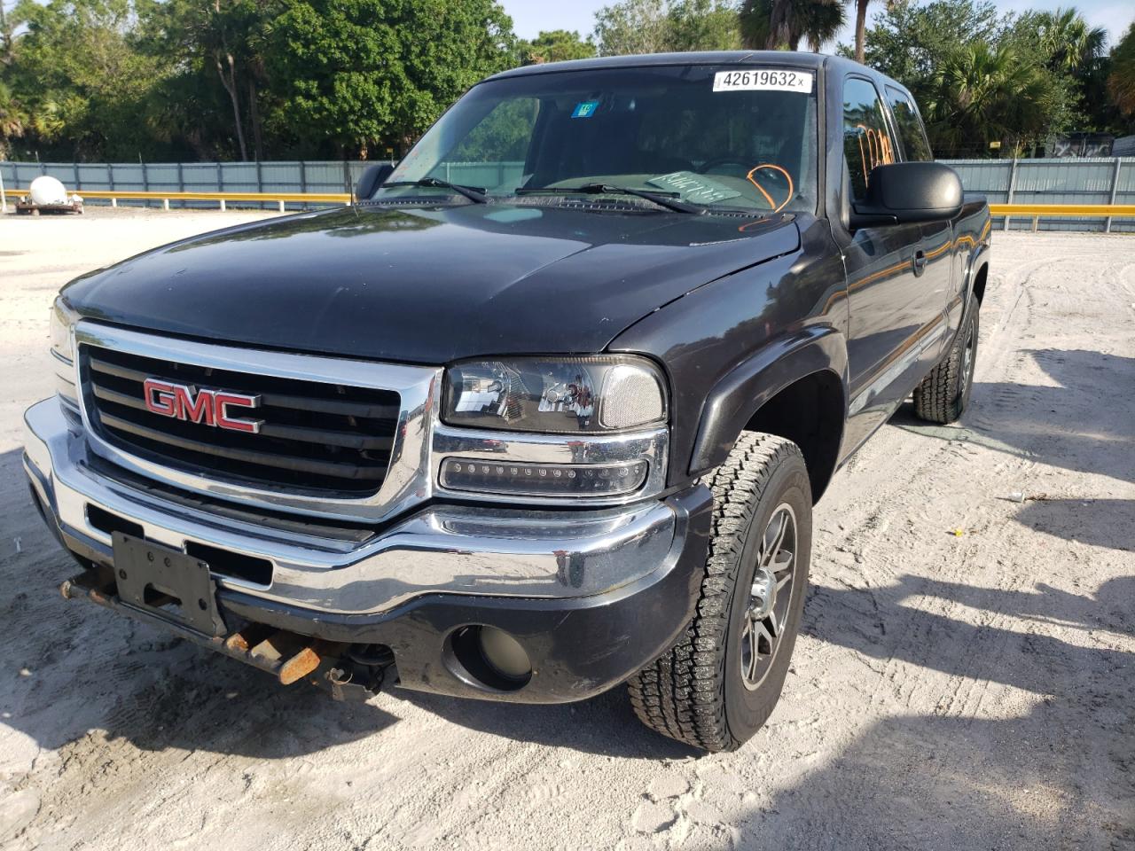 Photo 2 from auction – 2005 GMC NEW SIERRA with VIN 2GTEK19B951163445