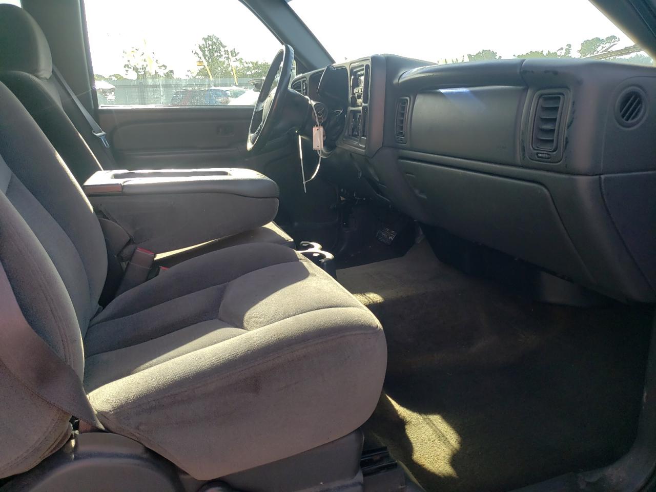 Photo 5 from auction – 2005 GMC NEW SIERRA with VIN 2GTEK19B951163445