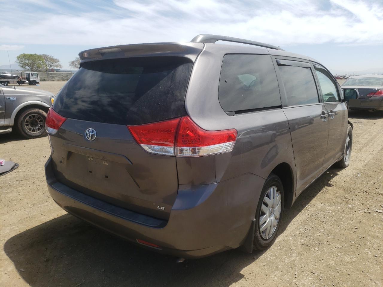 Photo 4 from auction – 2014 TOYOTA SIENNA LE with VIN 5TDKK3DC3ES424804