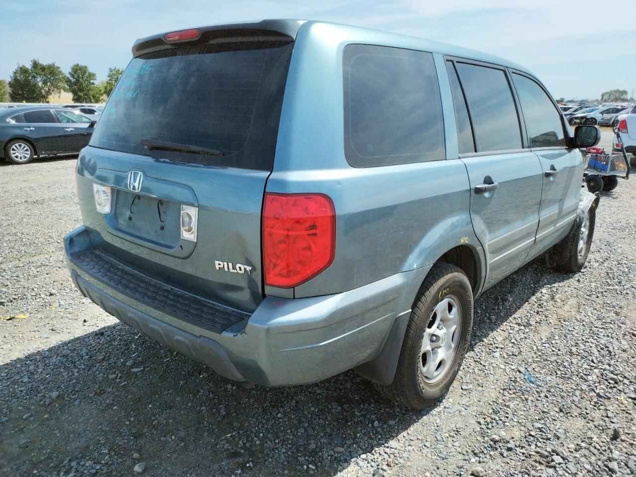 Photo 4 from auction – 2005 HONDA PILOT LX with VIN 2HKYF181X5H568352