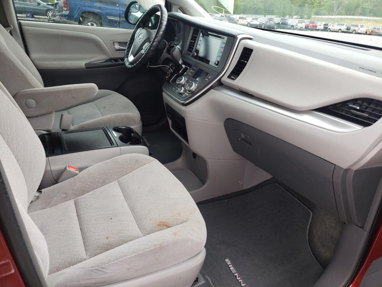 Photo 5 from auction – 2018 TOYOTA SIENNA LE with VIN 5TDKZ3DC5JS959333