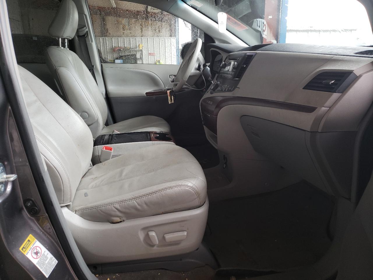 Photo 5 from auction – 2012 TOYOTA SIENNA XLE with VIN 5TDYK3DCXCS265528