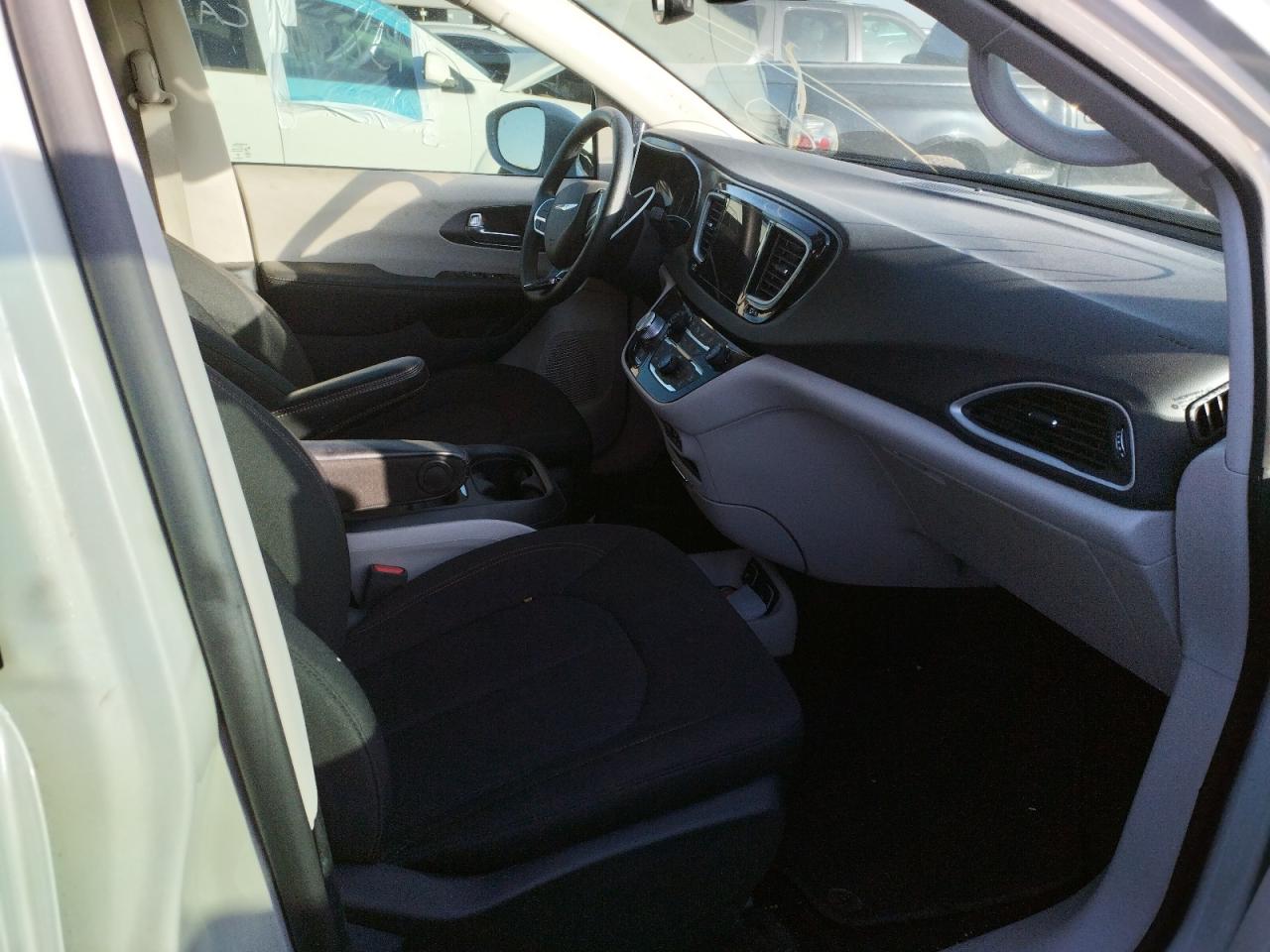 Photo 5 from auction – 2020 CHRYSLER PACIFICA T with VIN 2C4RC1FG5LR135820