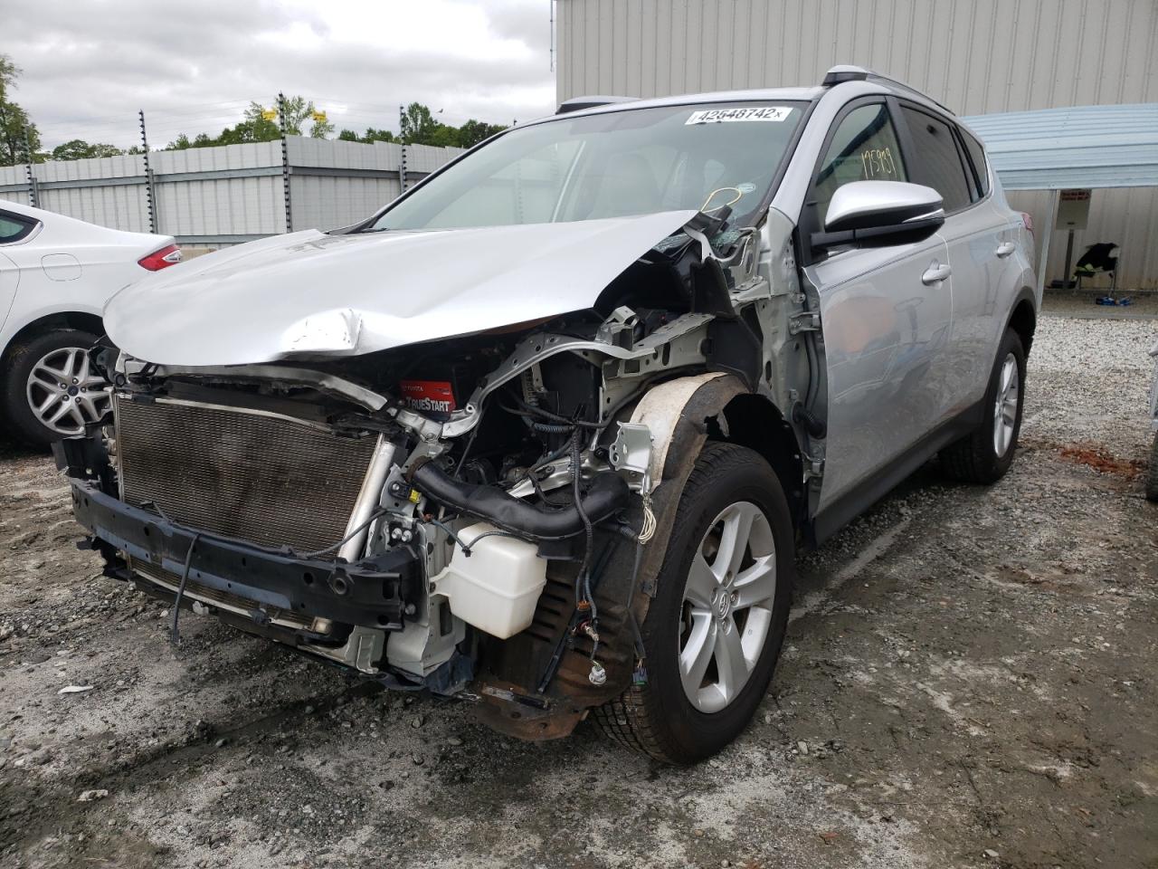 Photo 2 from auction – 2014 TOYOTA RAV4 XLE with VIN JTMWFREVXEJ017956