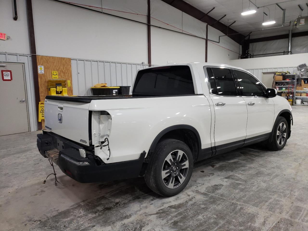 Photo 4 from auction – 2017 HONDA RIDGELINE with VIN 5FPYK3F75HB035396
