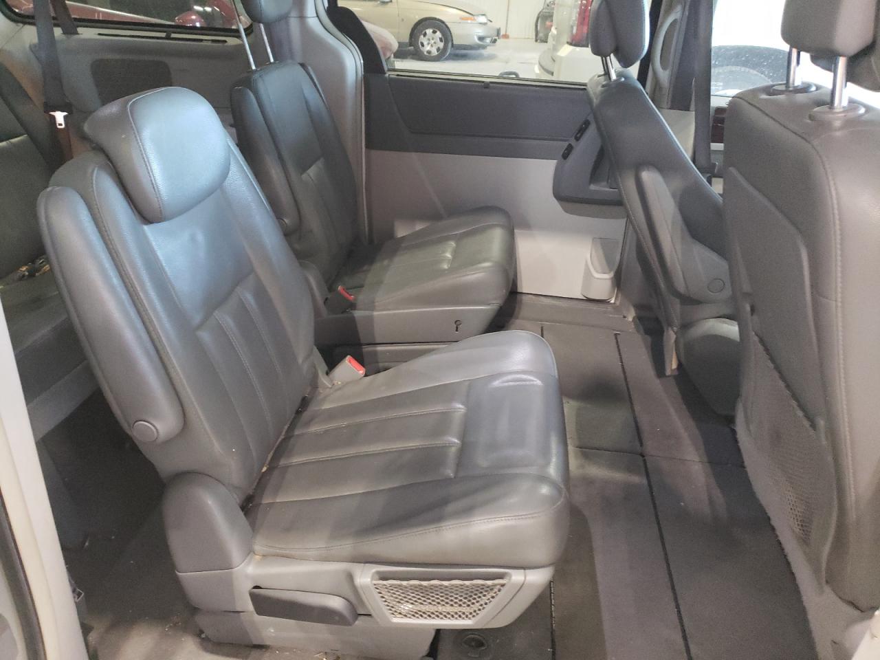 Photo 6 from auction – 2010 CHRYSLER TOWN & COU with VIN 2A4RR5D19AR319721