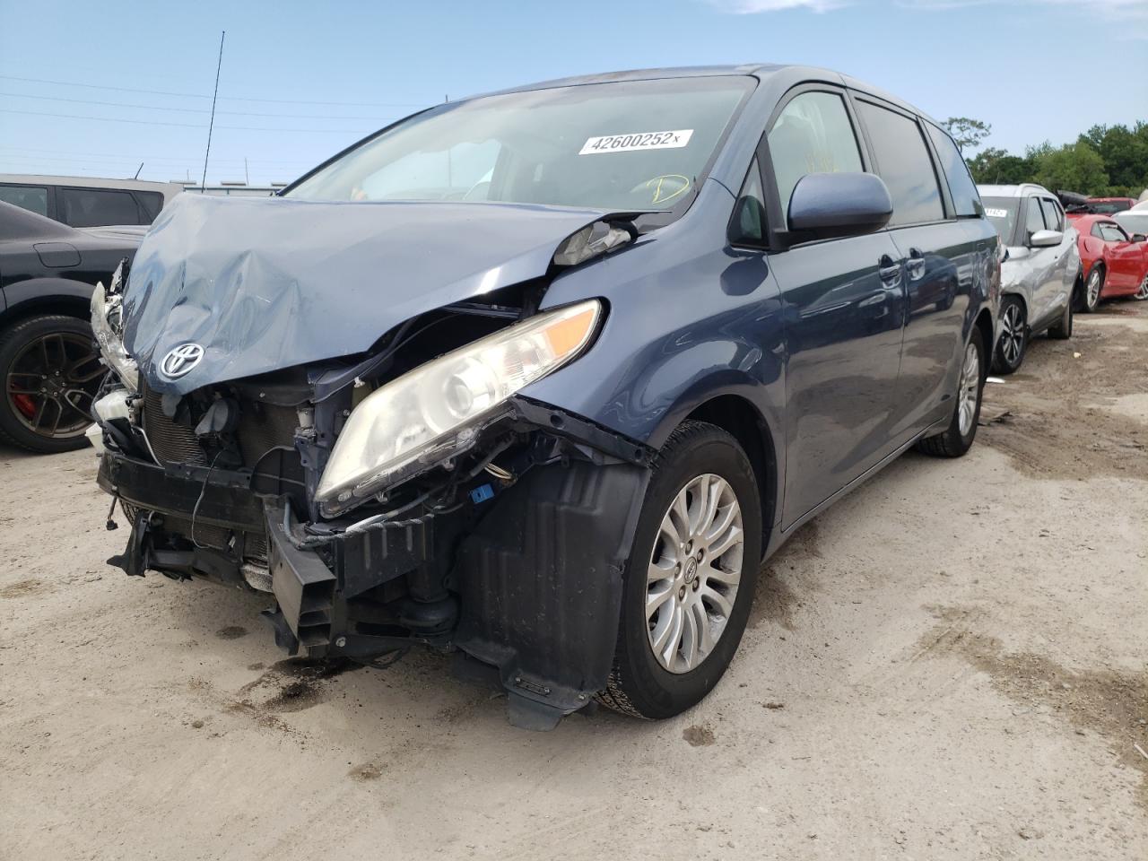 Photo 2 from auction – 2013 TOYOTA SIENNA XLE with VIN 5TDYK3DC3DS383387
