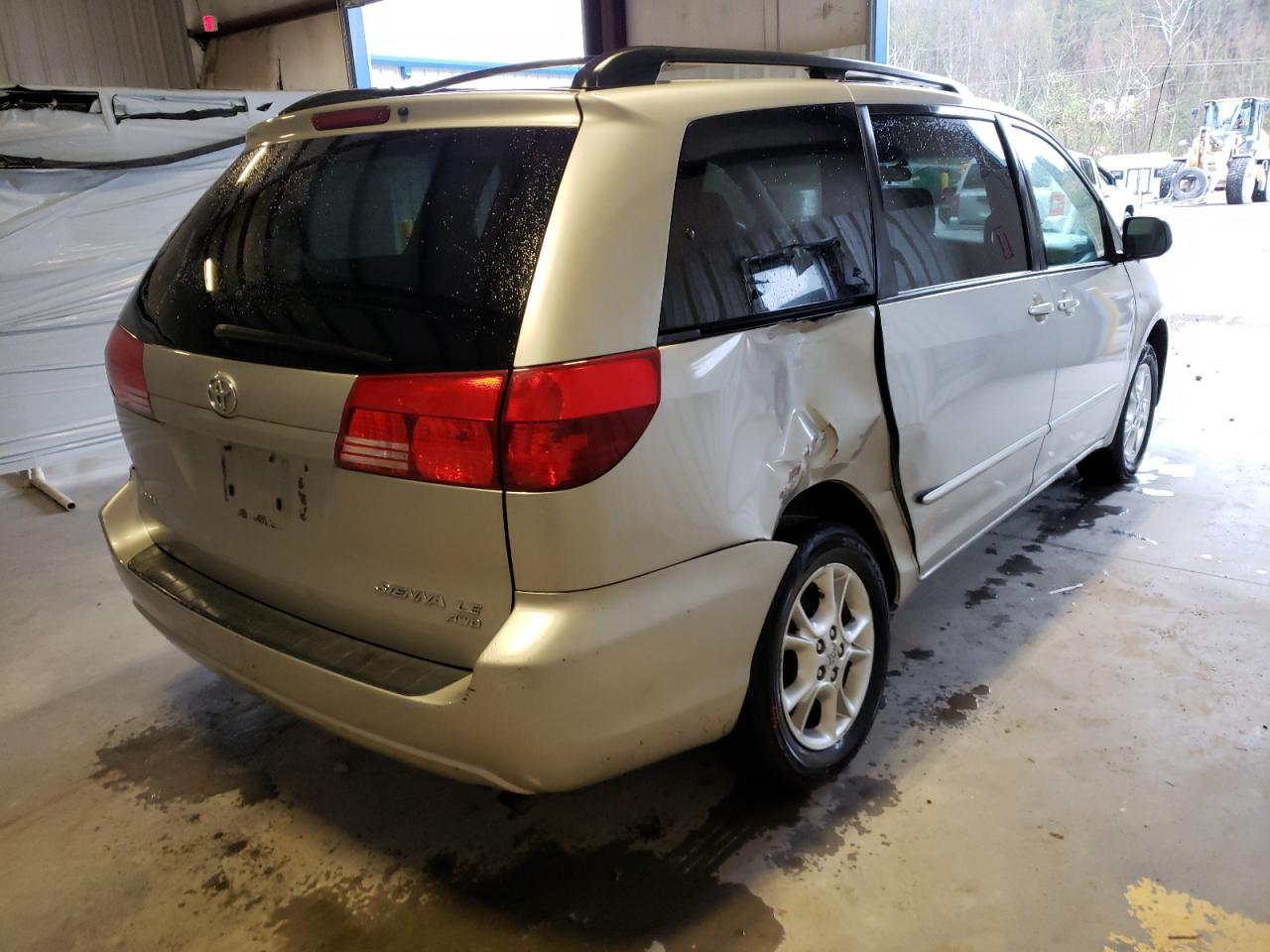 Photo 16 from auction – 2004 TOYOTA SIENNA LE with VIN 5TDBA23C74S014231