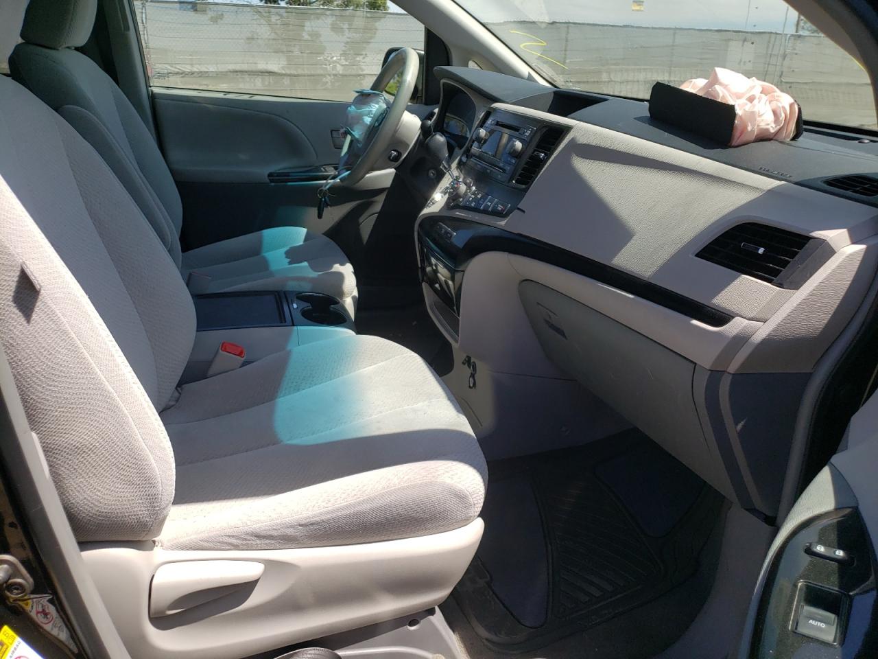 Photo 5 from auction – 2014 TOYOTA SIENNA LE with VIN 5TDKK3DC4ES449890