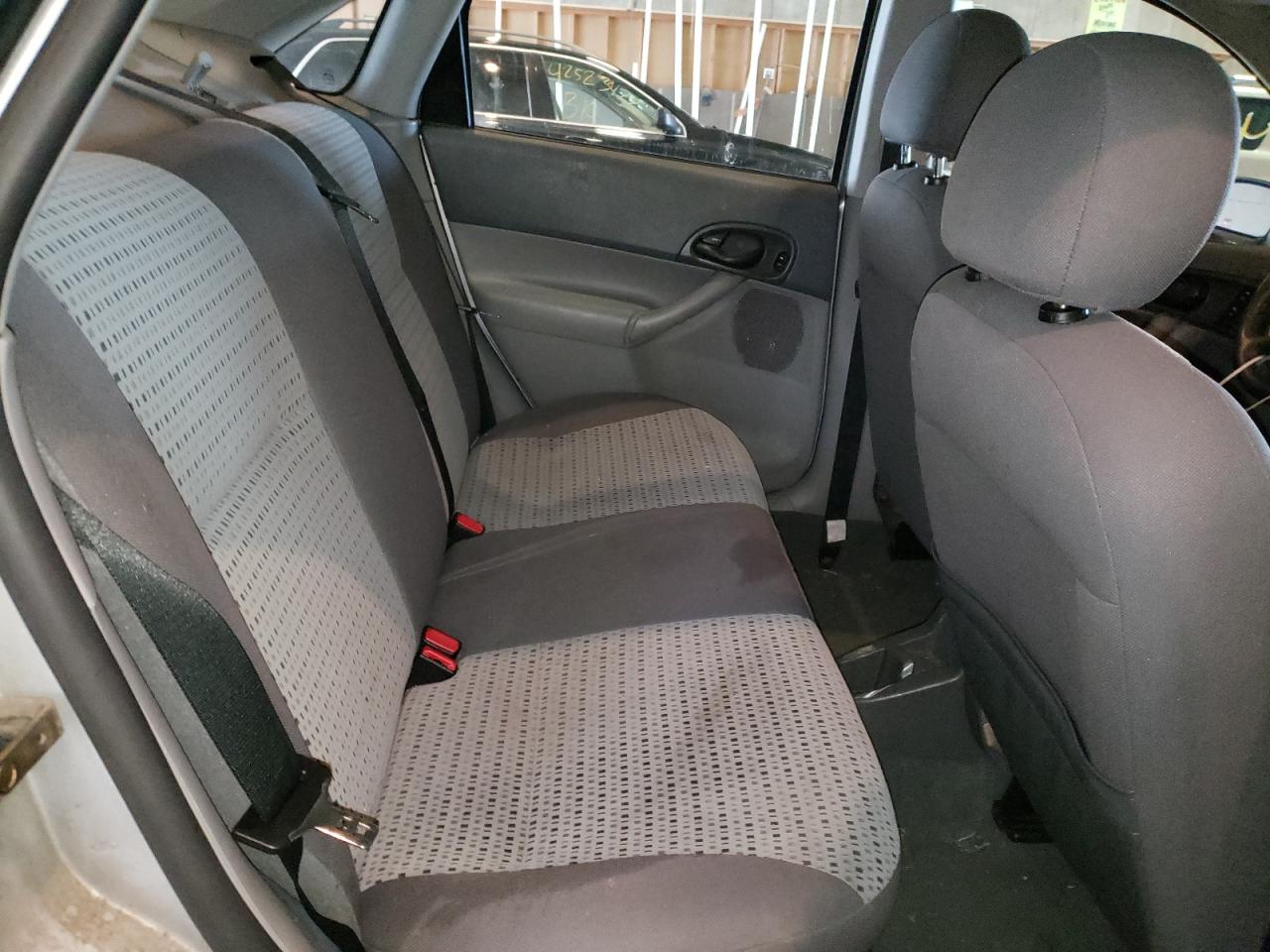 Photo 6 from auction – 2005 FORD FOCUS ZX4 with VIN 1FAFP34N45W103395