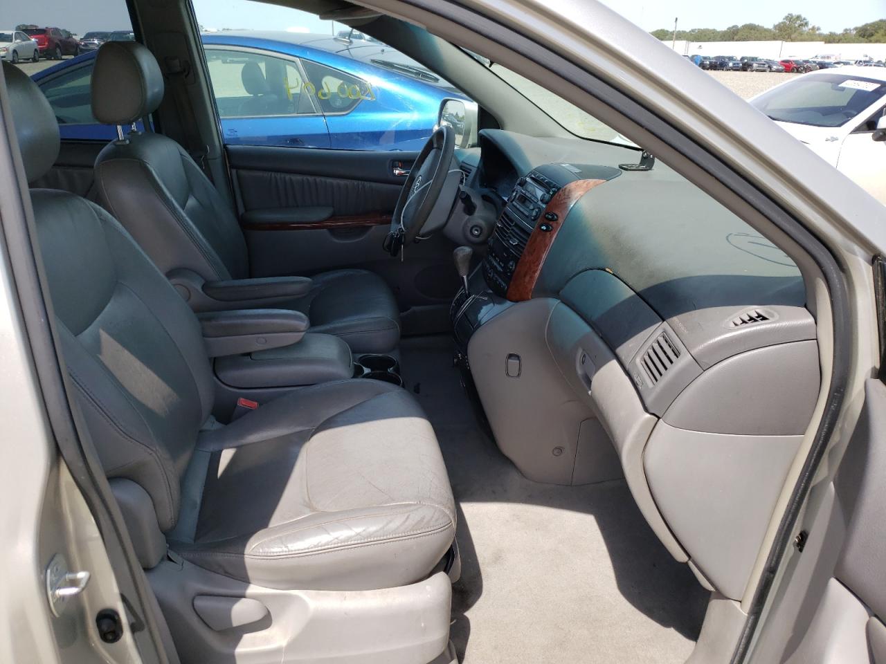 Photo 5 from auction – 2004 TOYOTA SIENNA with VIN 5TDBA22C84S019875